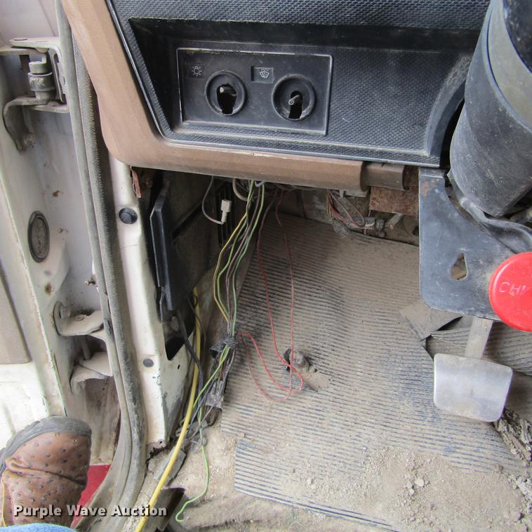 image for item DC0001 1990 Ford F700 tank truck