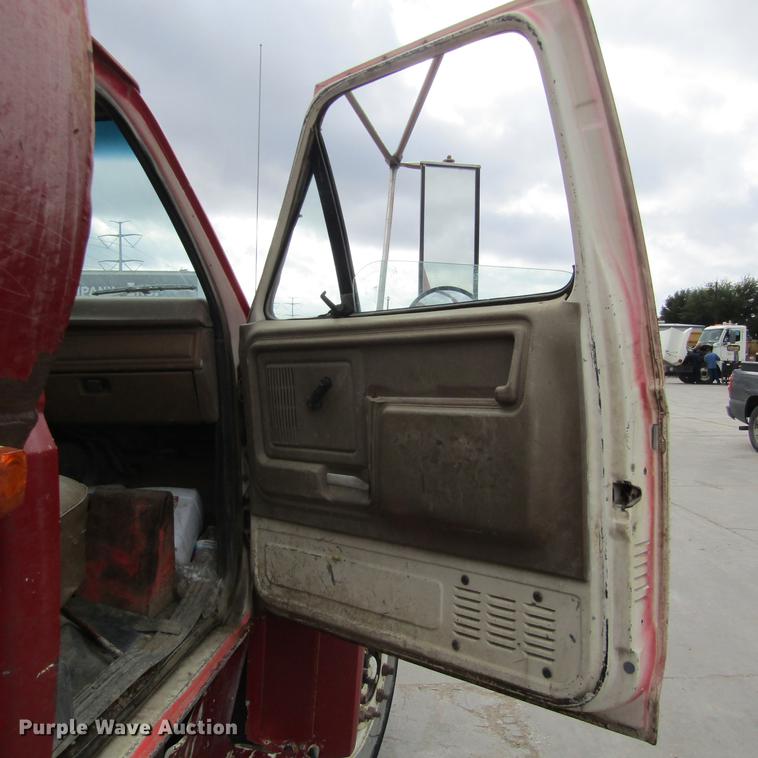 image for item DC0001 1990 Ford F700 tank truck