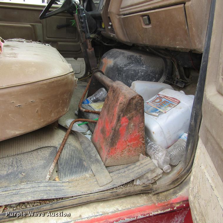 image for item DC0001 1990 Ford F700 tank truck