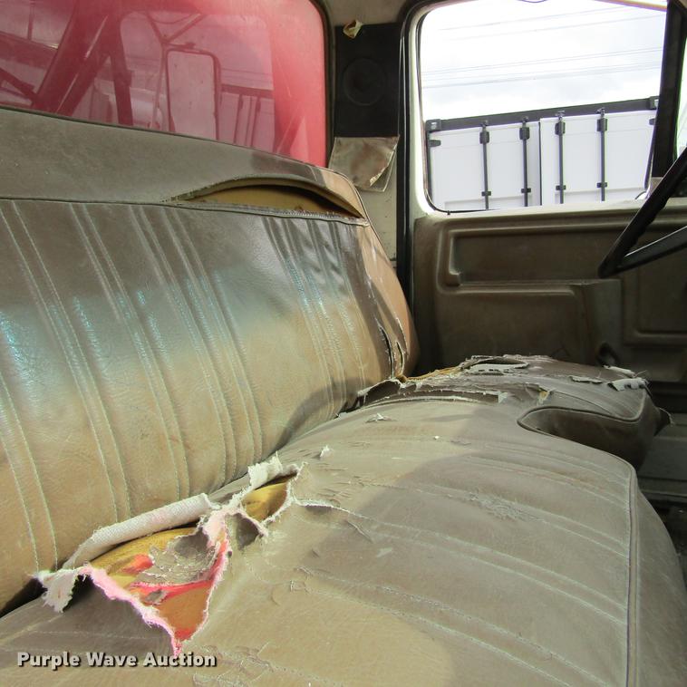 image for item DC0001 1990 Ford F700 tank truck