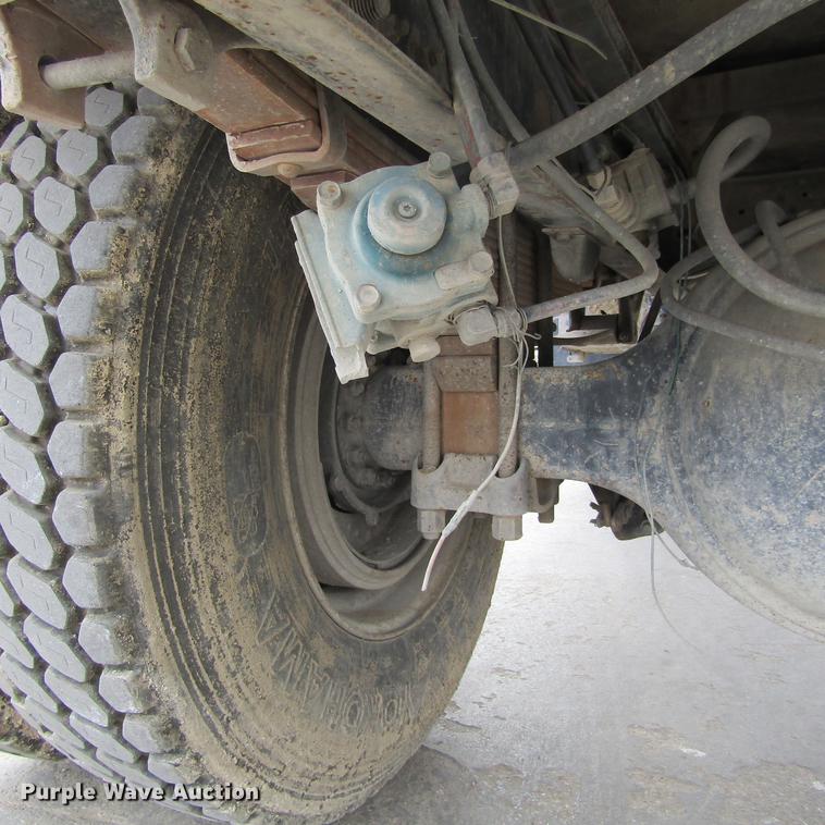 image for item DC0001 1990 Ford F700 tank truck