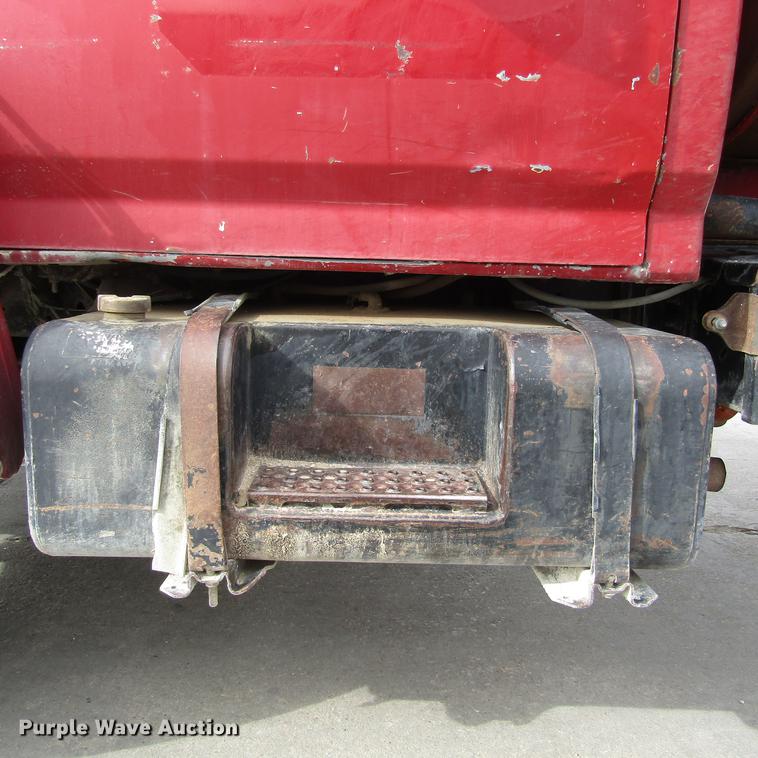 image for item DC0001 1990 Ford F700 tank truck