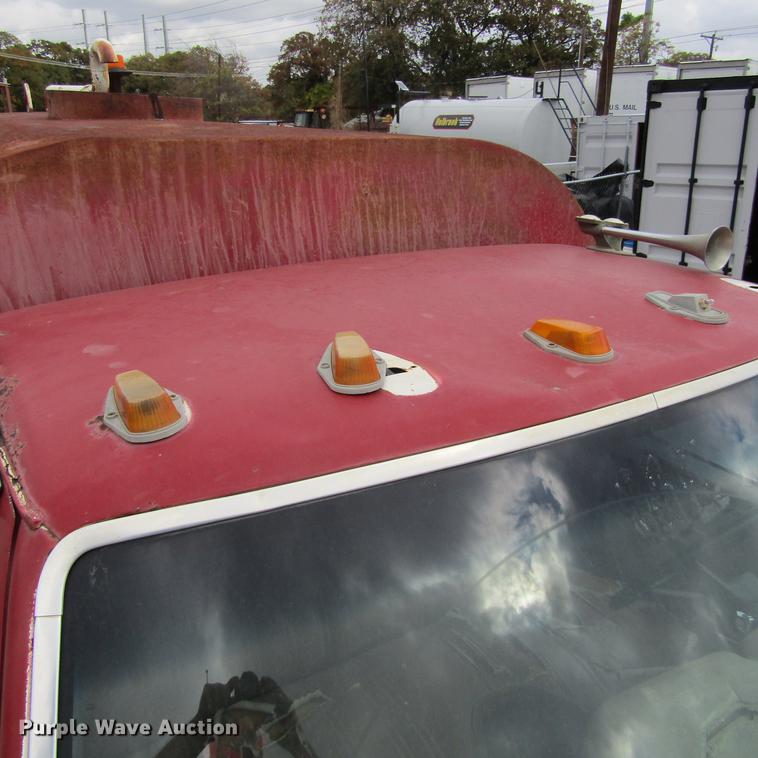 image for item DC0001 1990 Ford F700 tank truck