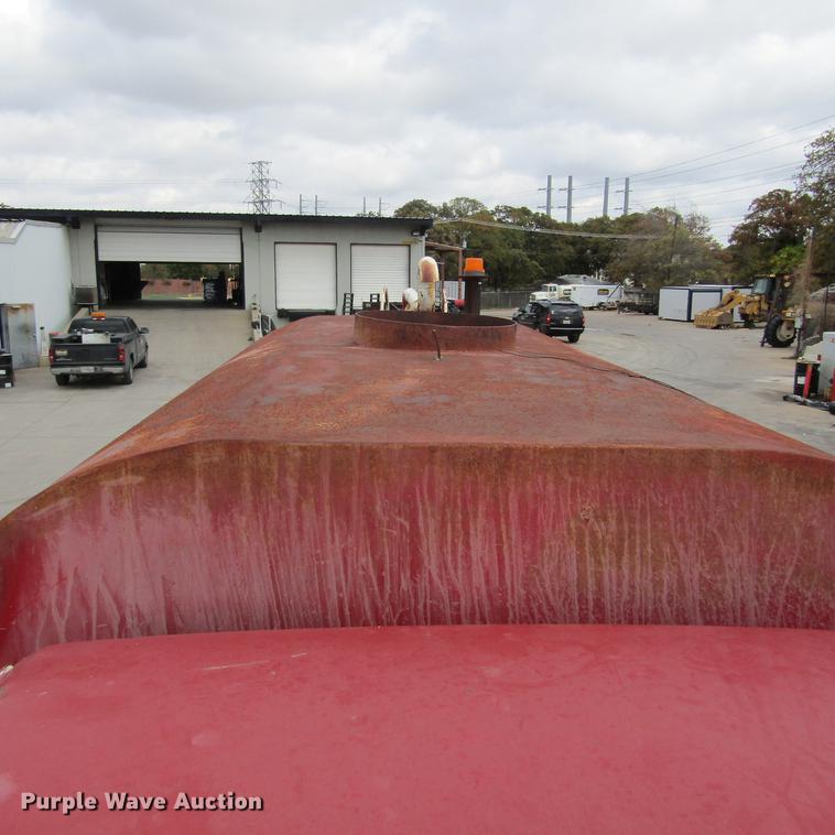 image for item DC0001 1990 Ford F700 tank truck