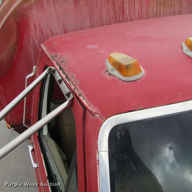 image for item DC0001 1990 Ford F700 tank truck