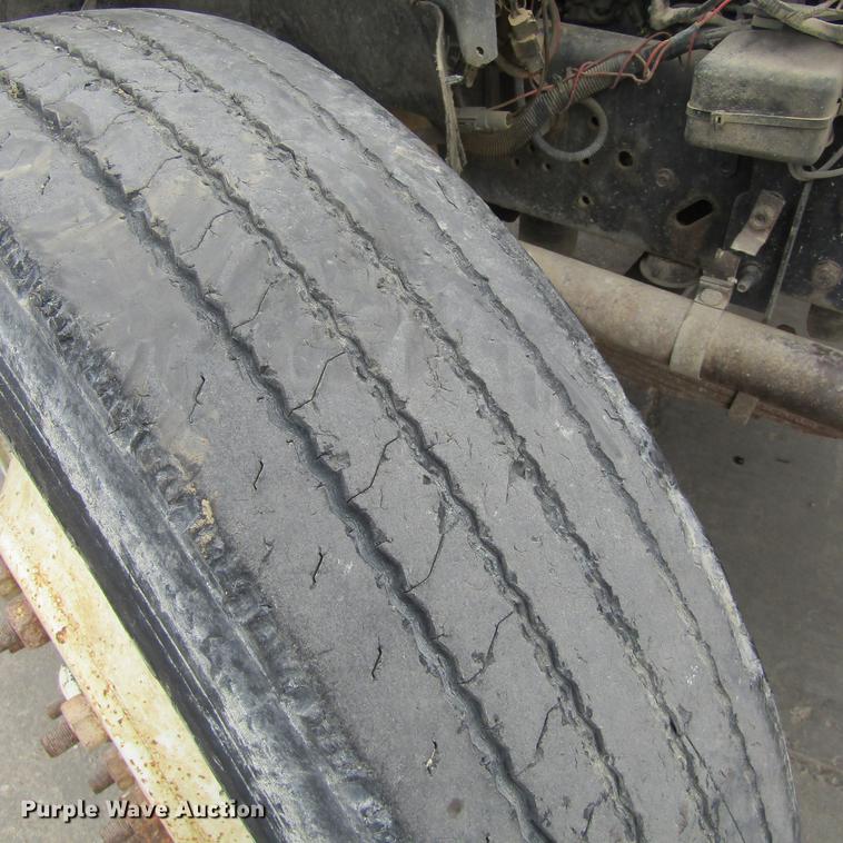 image for item DC0001 1990 Ford F700 tank truck