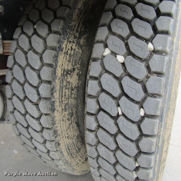 image for item DC0001 1990 Ford F700 tank truck