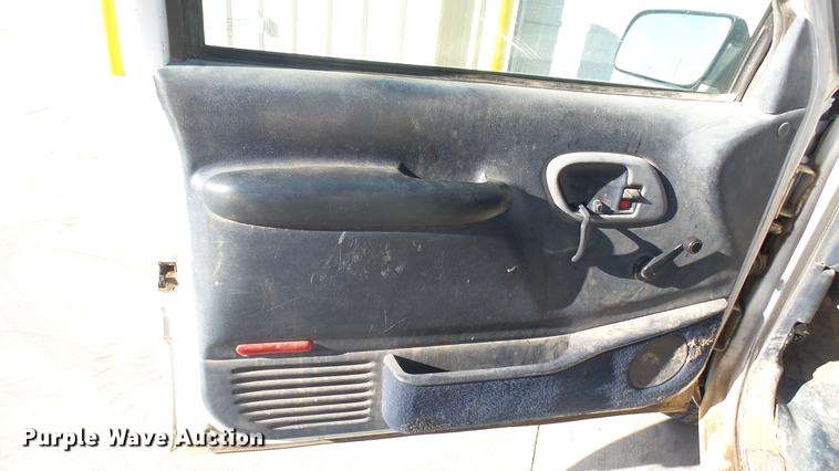 image for item DC1885 2000 Chevrolet C2500 pickup truck