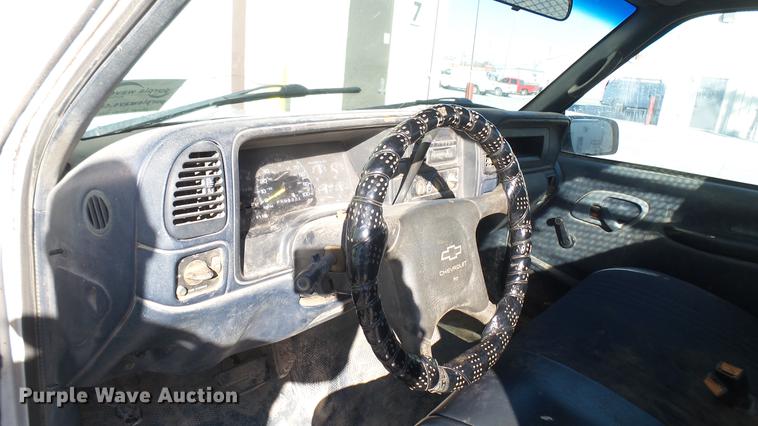 image for item DC1885 2000 Chevrolet C2500 pickup truck