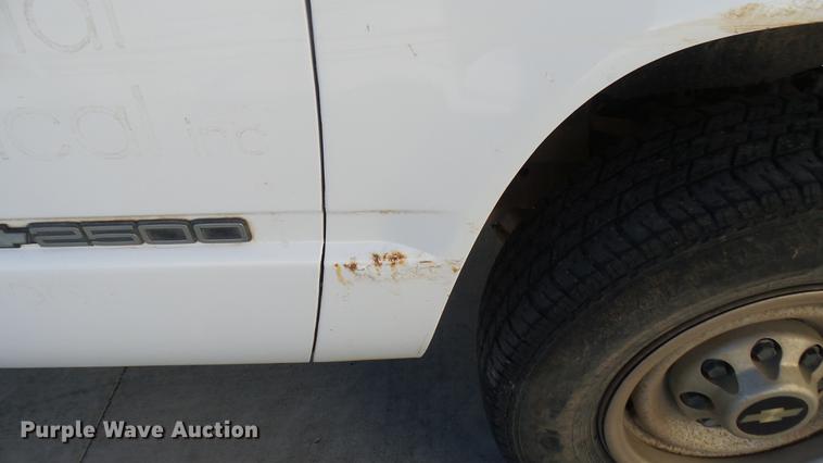 image for item DC1885 2000 Chevrolet C2500 pickup truck