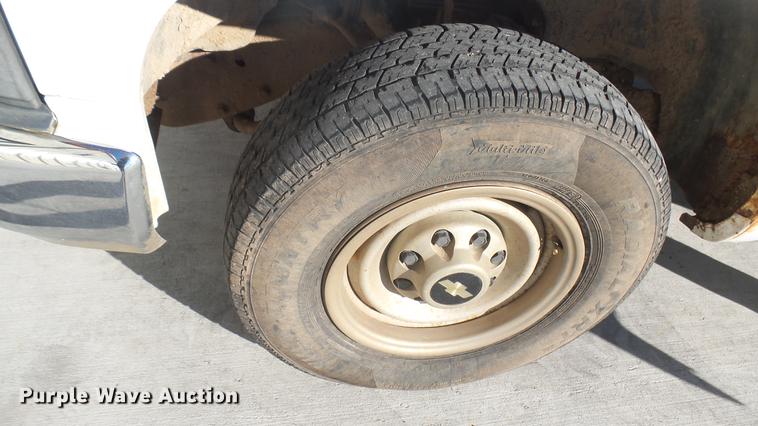 image for item DC1885 2000 Chevrolet C2500 pickup truck