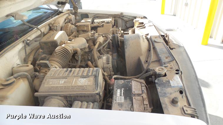 image for item DC1885 2000 Chevrolet C2500 pickup truck