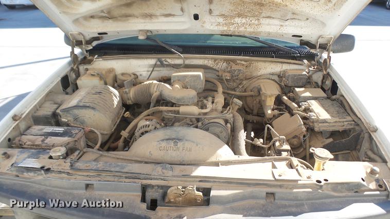 image for item DC1885 2000 Chevrolet C2500 pickup truck