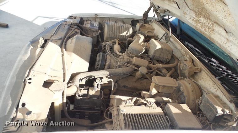 image for item DC1885 2000 Chevrolet C2500 pickup truck