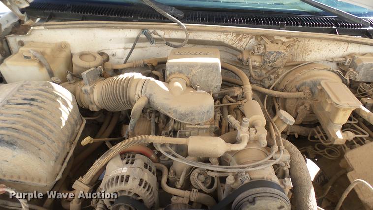 image for item DC1885 2000 Chevrolet C2500 pickup truck