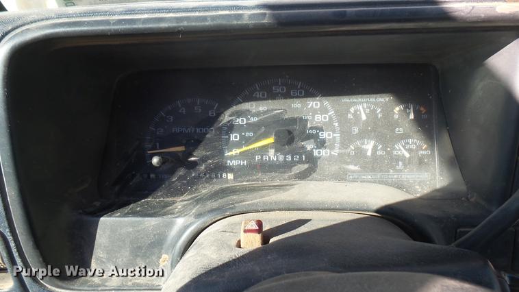 image for item DC1885 2000 Chevrolet C2500 pickup truck