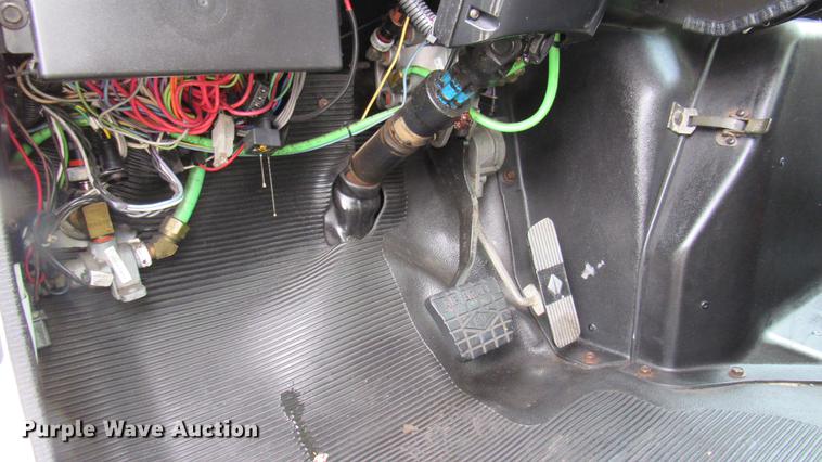 image for item DC2242 2001 International 4900 X-ray inspection truck