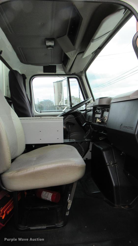 image for item DC2242 2001 International 4900 X-ray inspection truck