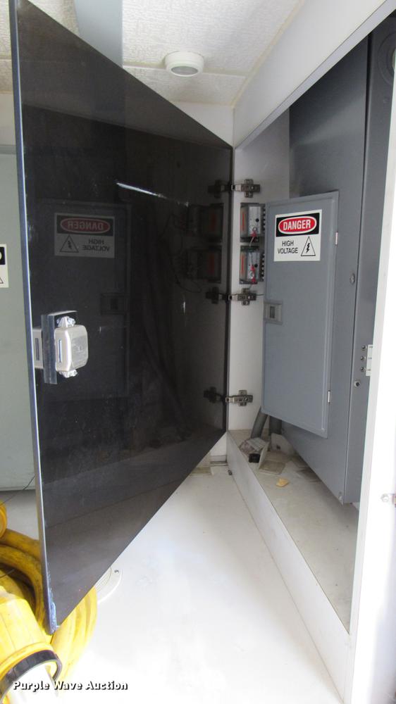 image for item DC2242 2001 International 4900 X-ray inspection truck