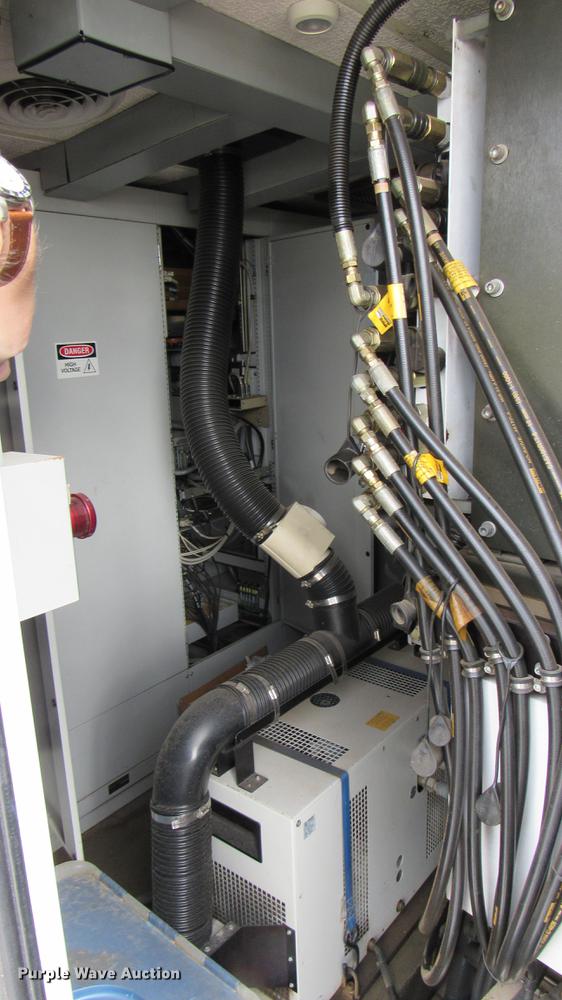 image for item DC2242 2001 International 4900 X-ray inspection truck