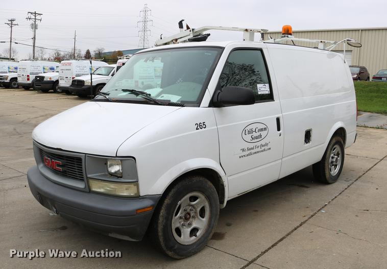 image for item DC3670 2005 GMC Safari van
