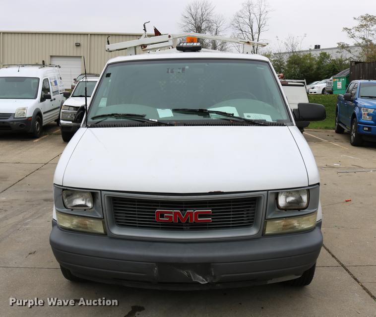image for item DC3670 2005 GMC Safari van