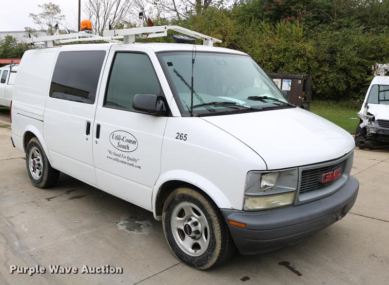 image for item DC3670 2005 GMC Safari van