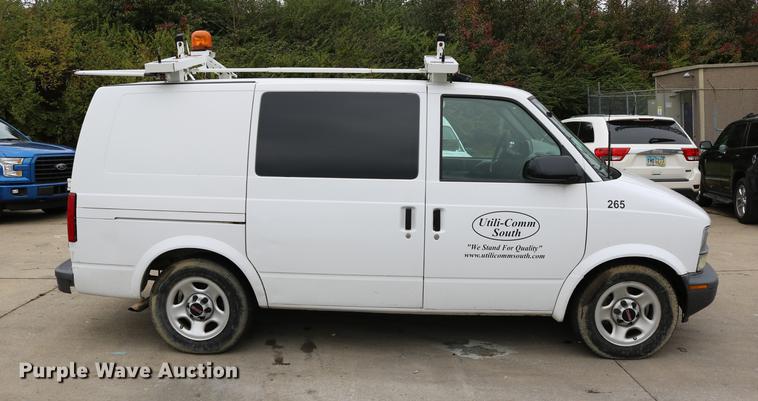 image for item DC3670 2005 GMC Safari van