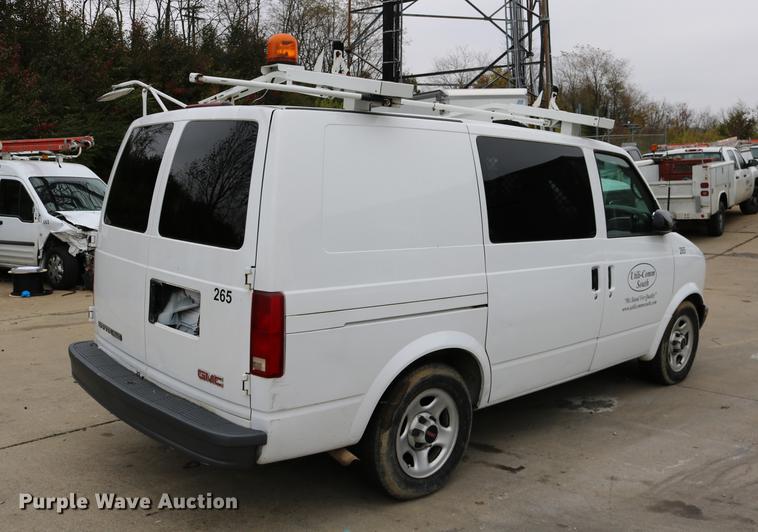 image for item DC3670 2005 GMC Safari van