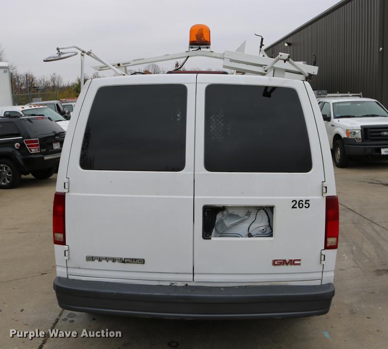 image for item DC3670 2005 GMC Safari van