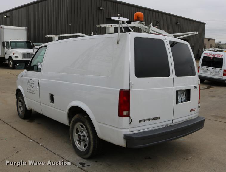 image for item DC3670 2005 GMC Safari van