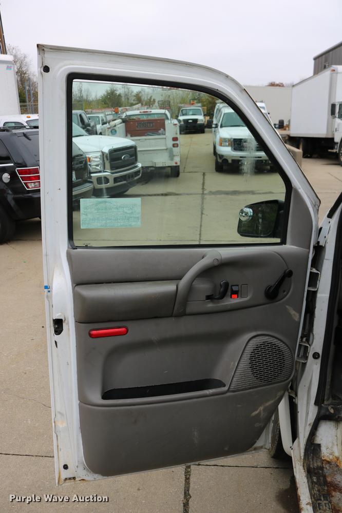 image for item DC3670 2005 GMC Safari van