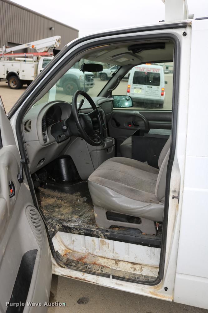 image for item DC3670 2005 GMC Safari van