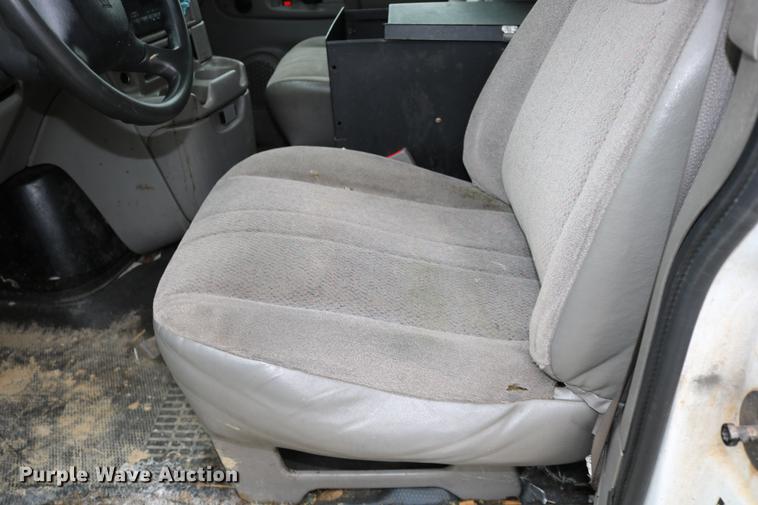 image for item DC3670 2005 GMC Safari van