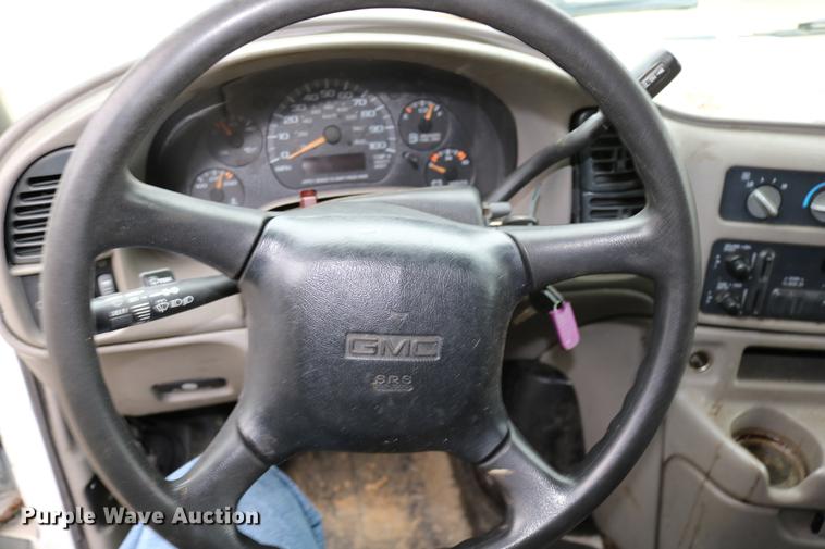 image for item DC3670 2005 GMC Safari van