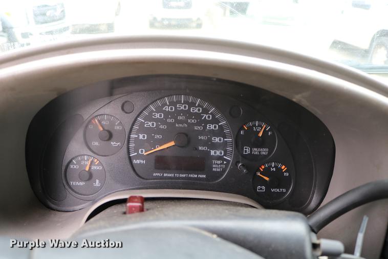 image for item DC3670 2005 GMC Safari van