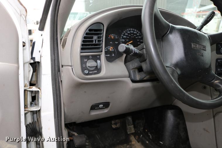 image for item DC3670 2005 GMC Safari van