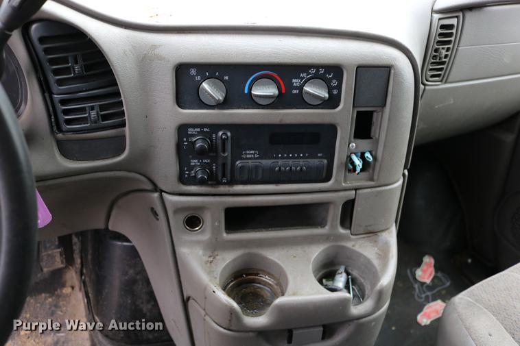 image for item DC3670 2005 GMC Safari van