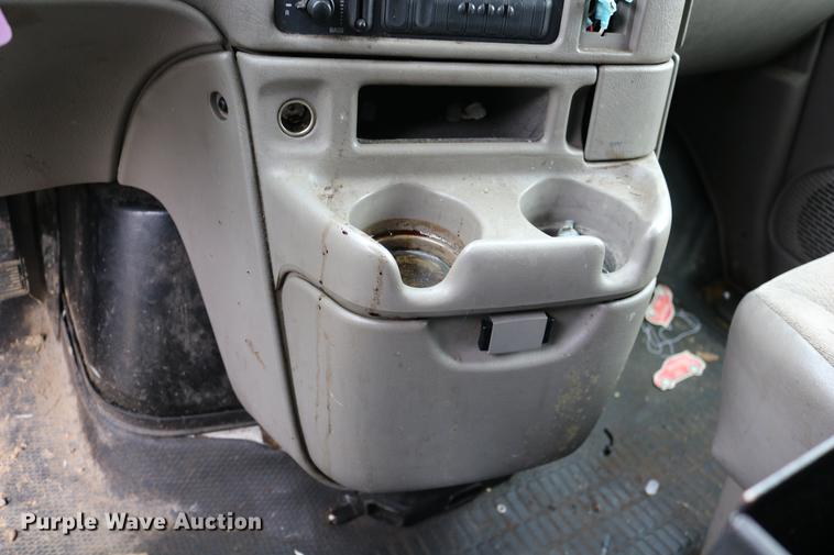 image for item DC3670 2005 GMC Safari van