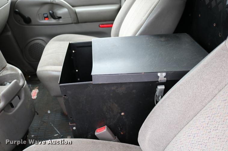 image for item DC3670 2005 GMC Safari van