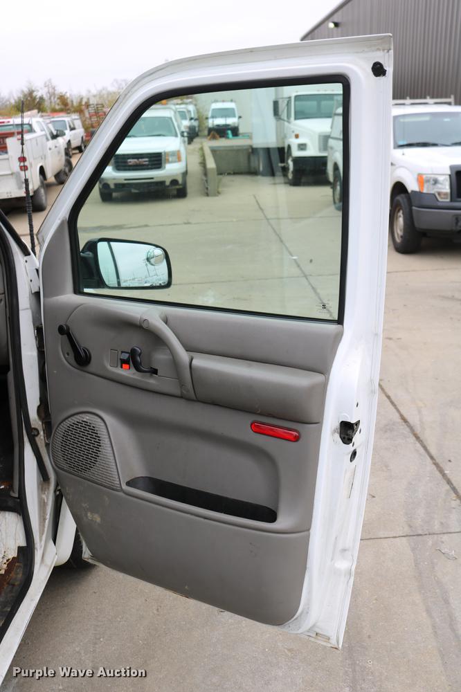 image for item DC3670 2005 GMC Safari van