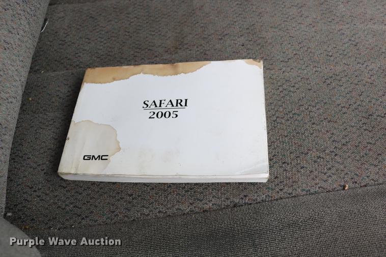 image for item DC3670 2005 GMC Safari van