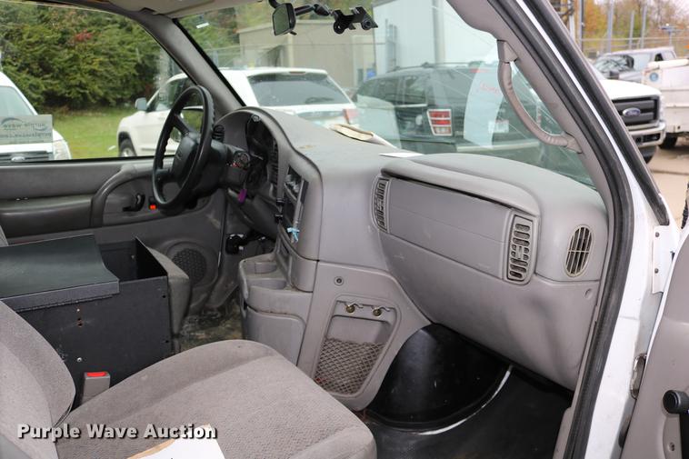 image for item DC3670 2005 GMC Safari van