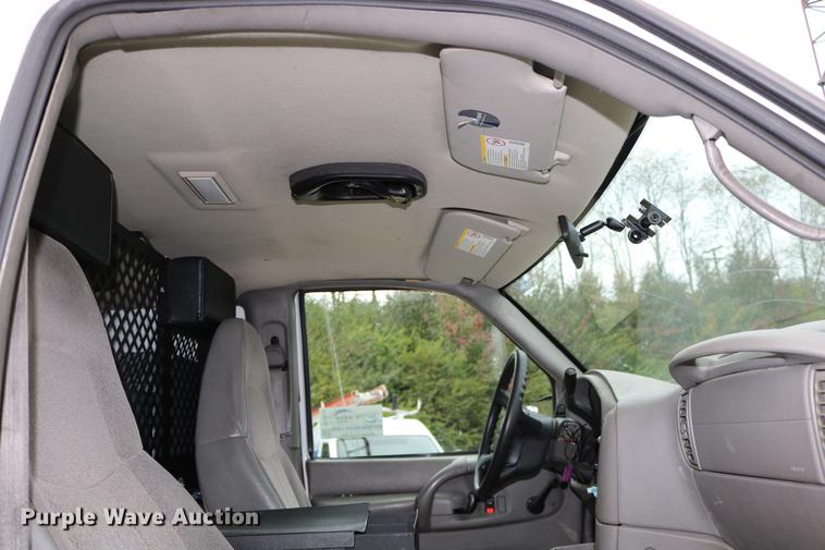 image for item DC3670 2005 GMC Safari van