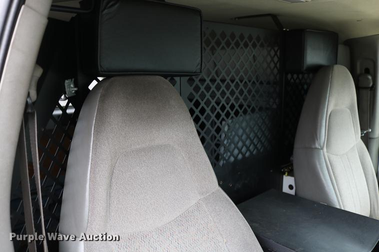 image for item DC3670 2005 GMC Safari van