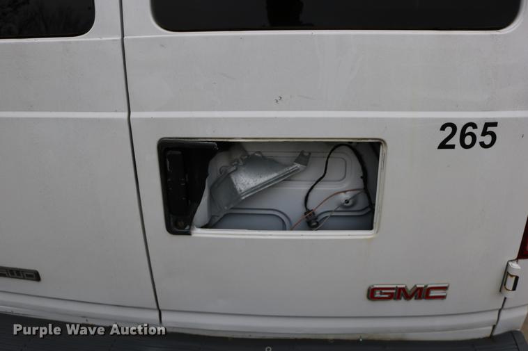image for item DC3670 2005 GMC Safari van