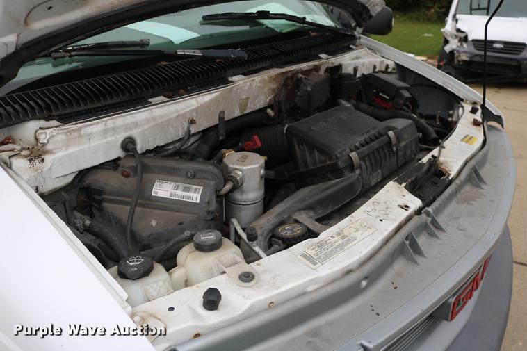 image for item DC3670 2005 GMC Safari van