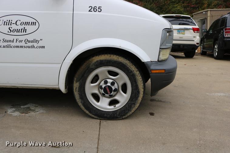 image for item DC3670 2005 GMC Safari van