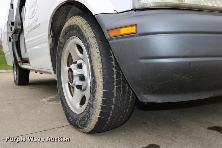 image for item DC3670 2005 GMC Safari van