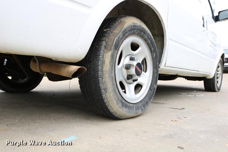 image for item DC3670 2005 GMC Safari van